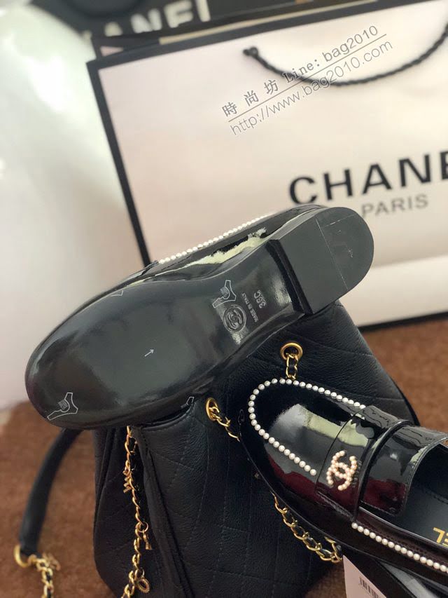Chanel女鞋 香奈兒2020春夏頂級涼鞋系列 大扣小珍珠 Chanel爆款休閒女單皮鞋  naq1311